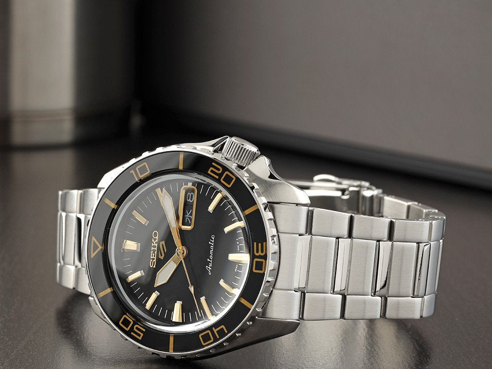 Orologio Uomo Seiko 5 Automatico Nero Dorato Acciaio Doppia Data SRPK99K1