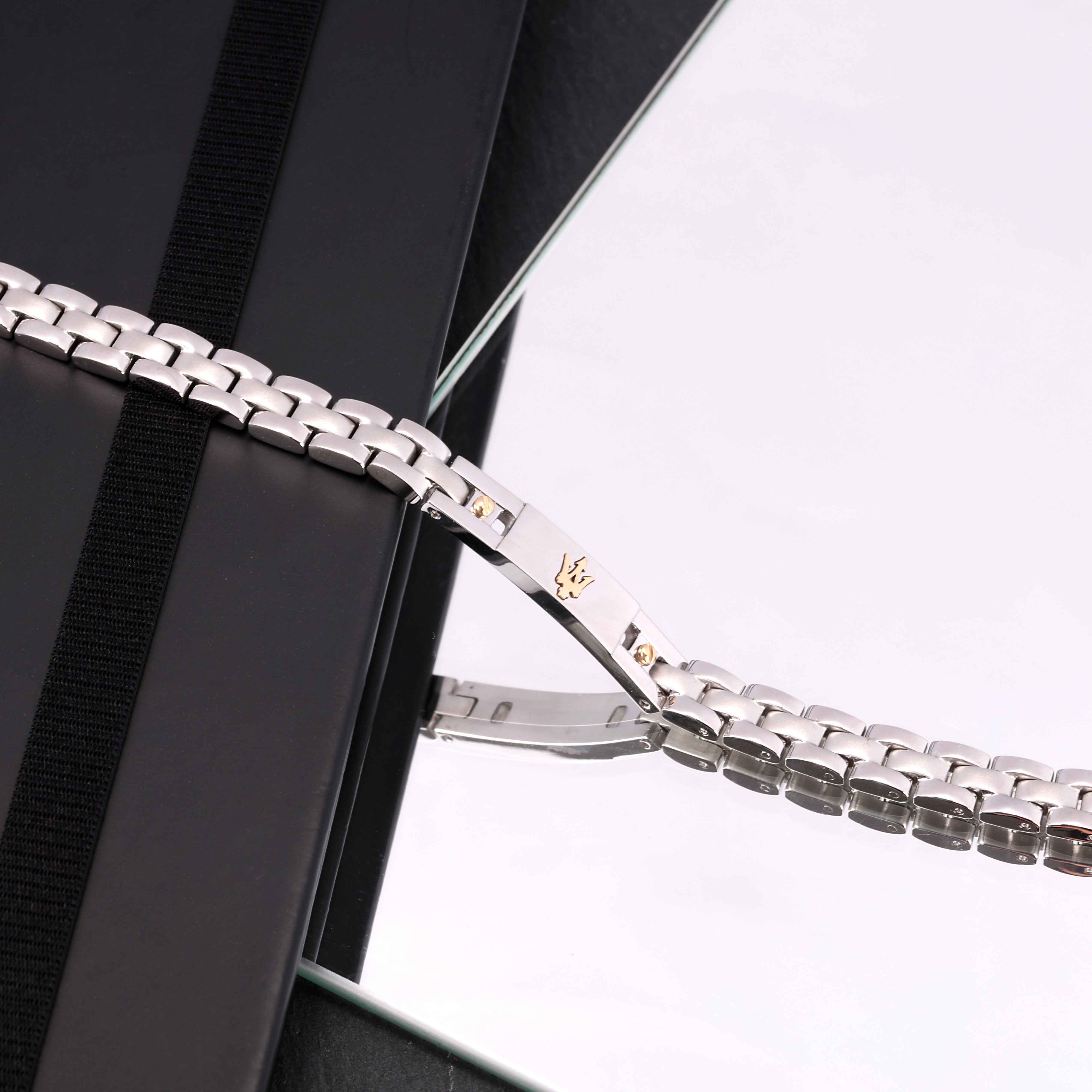 Bracciale Uomo Maserati Acciaio Bicolore Viti Dorate Logo Tridente JM420ATH05