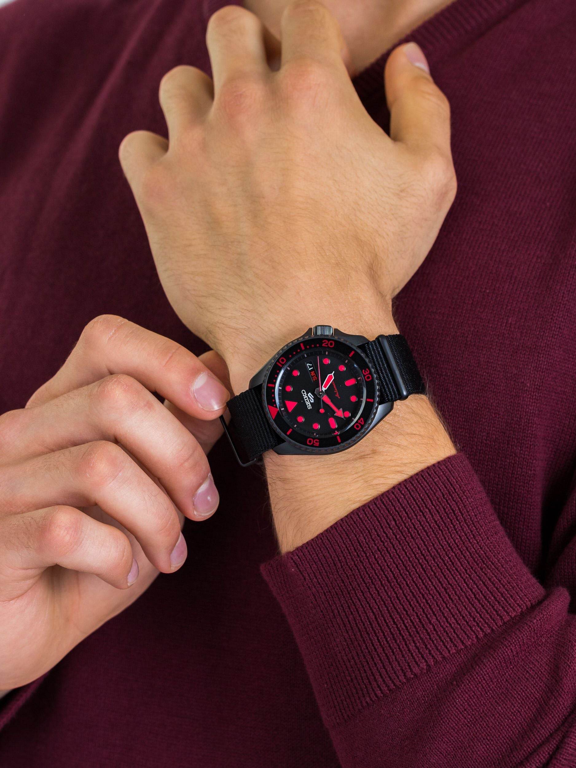 Orologio Uomo Seiko 5 Automatico Doppia Data Acciaio Nero Cordura Rosso SRPD83K1