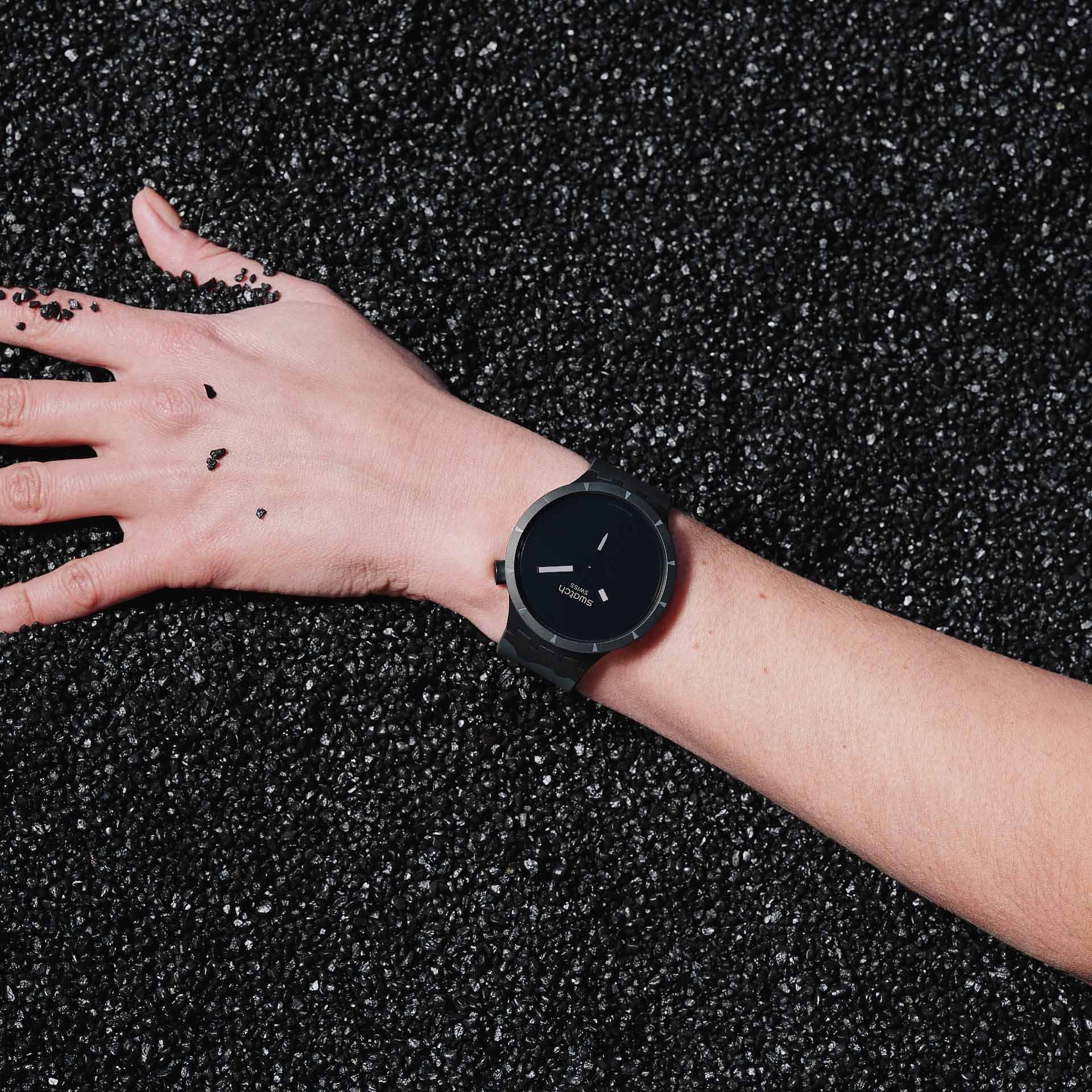 Orologio Uomo Swatch Colours Of Nature Bioceramic Nero Basalto Quarzo SB03B110