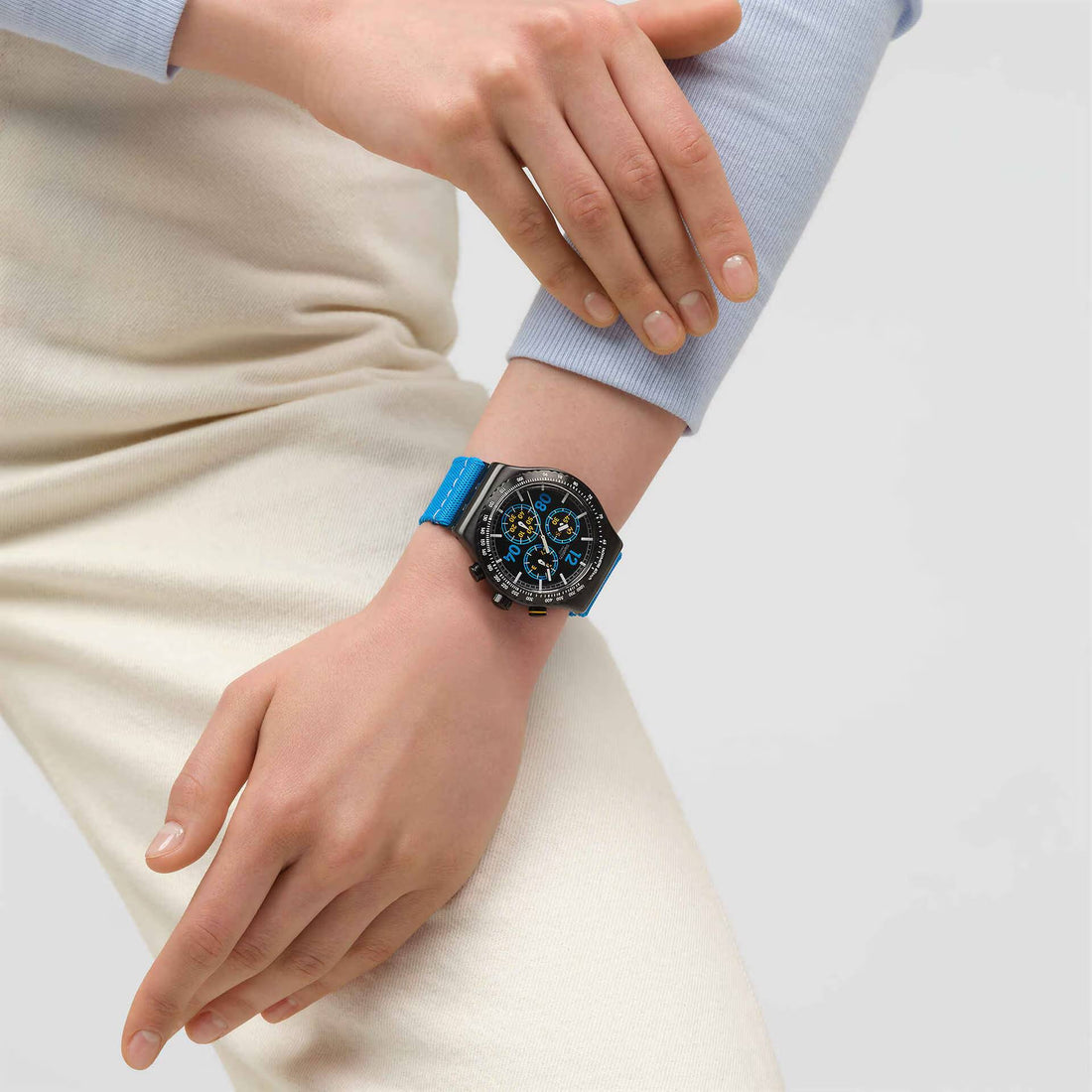 Orologio Unisex Swatch MOMENT'S IN BLUE Nero Cronografo YVB100