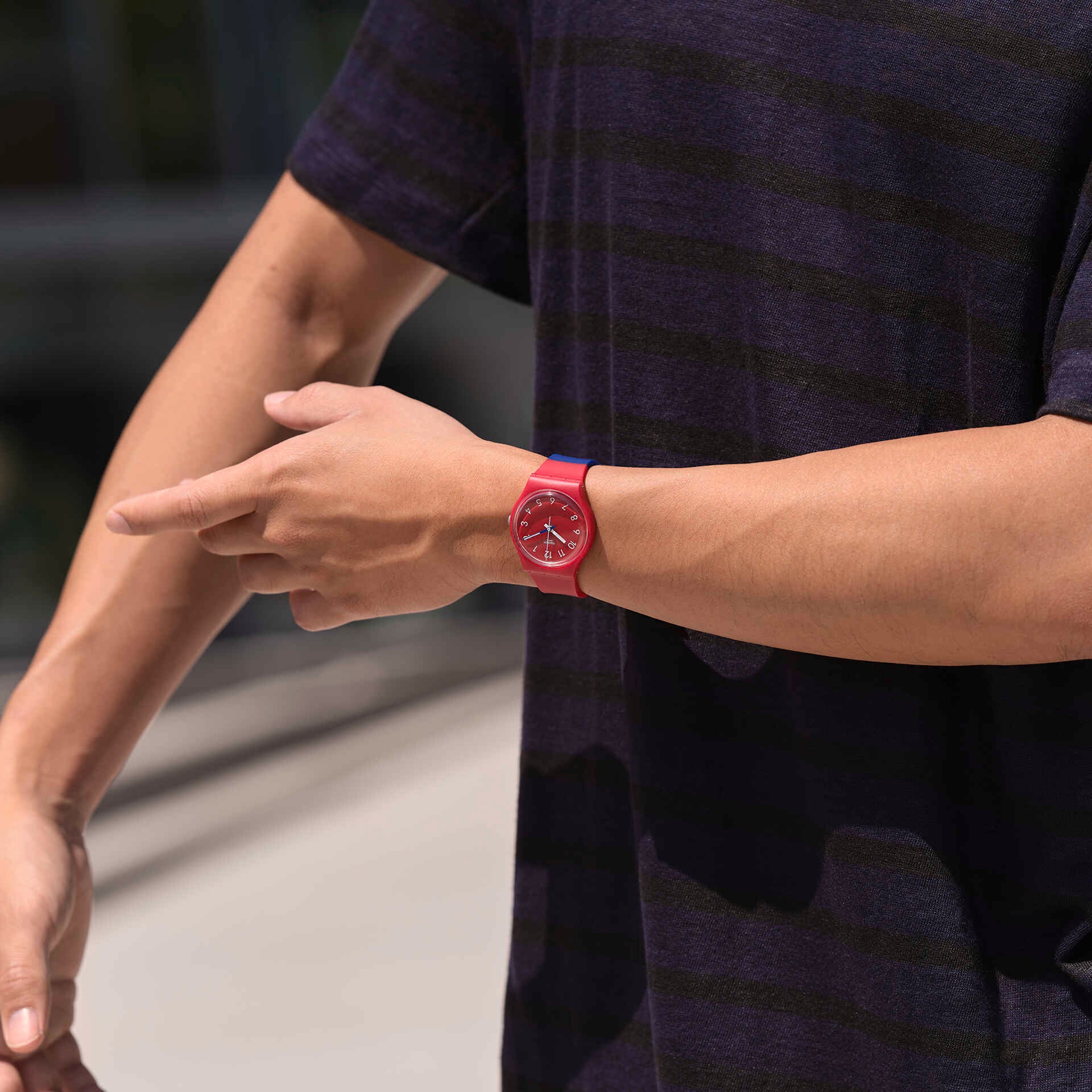 Orologio Uomo Bambino Swatch Quarzo Solo Tempo Numeri Rosso Bianco Blu SO28R112