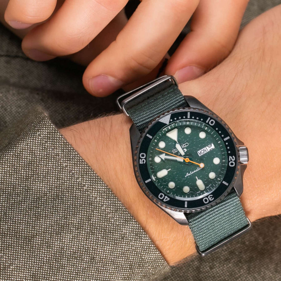 Orologio Uomo Seiko 5 Sport Acciaio Nato Verde Automatico Doppia Data SRPD77K1