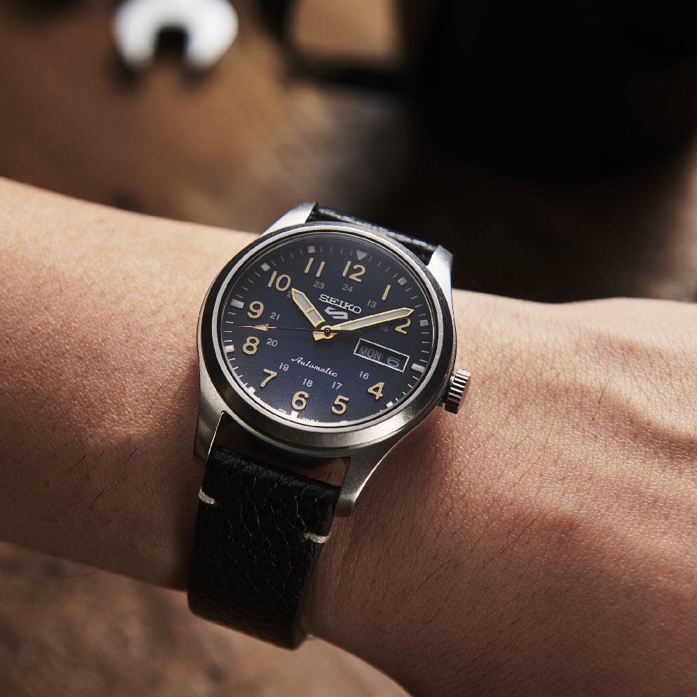 Orologio Uomo Seiko 5 Automatico Quadrante Blu Numeri Doppia Data SRPG39K1