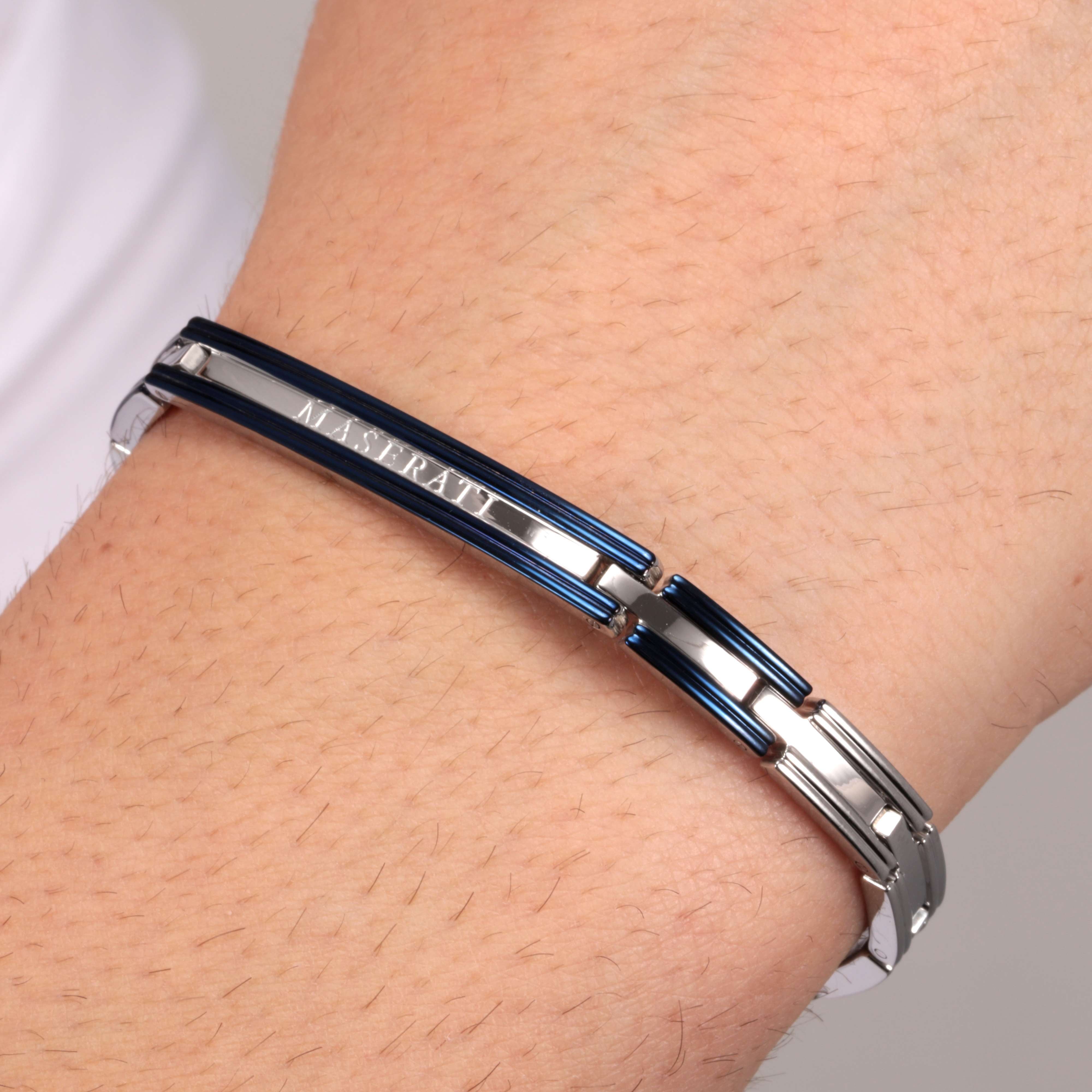 Bracciale Uomo Maserati Acciaio Bicolore Blu Logo Centrale Semirigido JM421ATK11