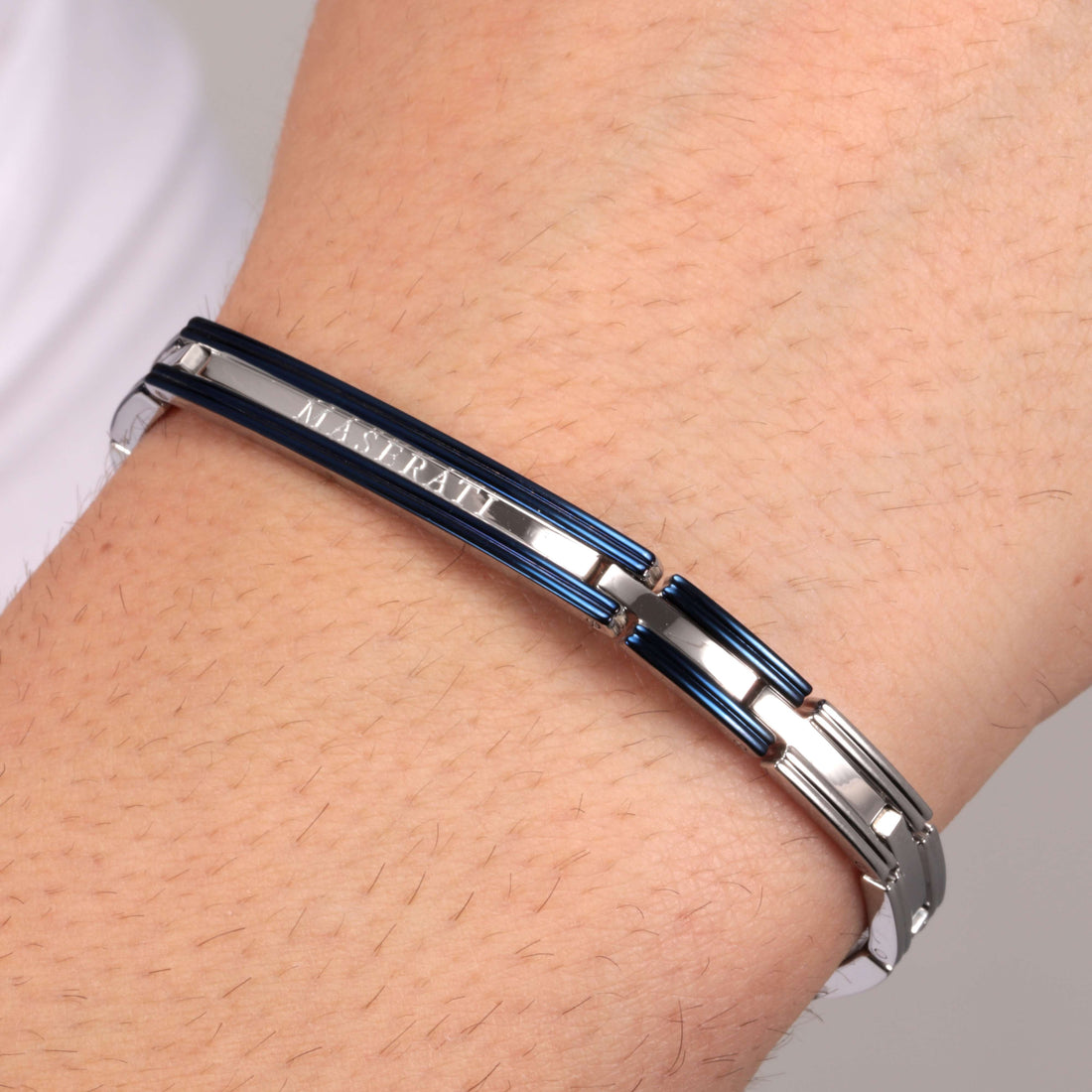 Bracciale Uomo Maserati Acciaio Bicolore Blu Logo Centrale Semirigido JM421ATK11