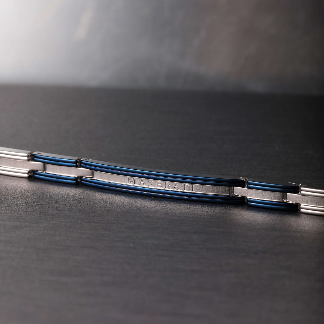 Bracciale Uomo Maserati Acciaio Bicolore Blu Logo Centrale Semirigido JM421ATK11