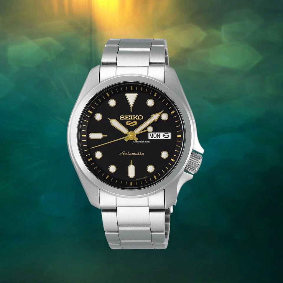 Orologio Uomo Seiko 5 Automatico Doppia Data Acciaio Quadrante Nero Dorato SRPE57K1