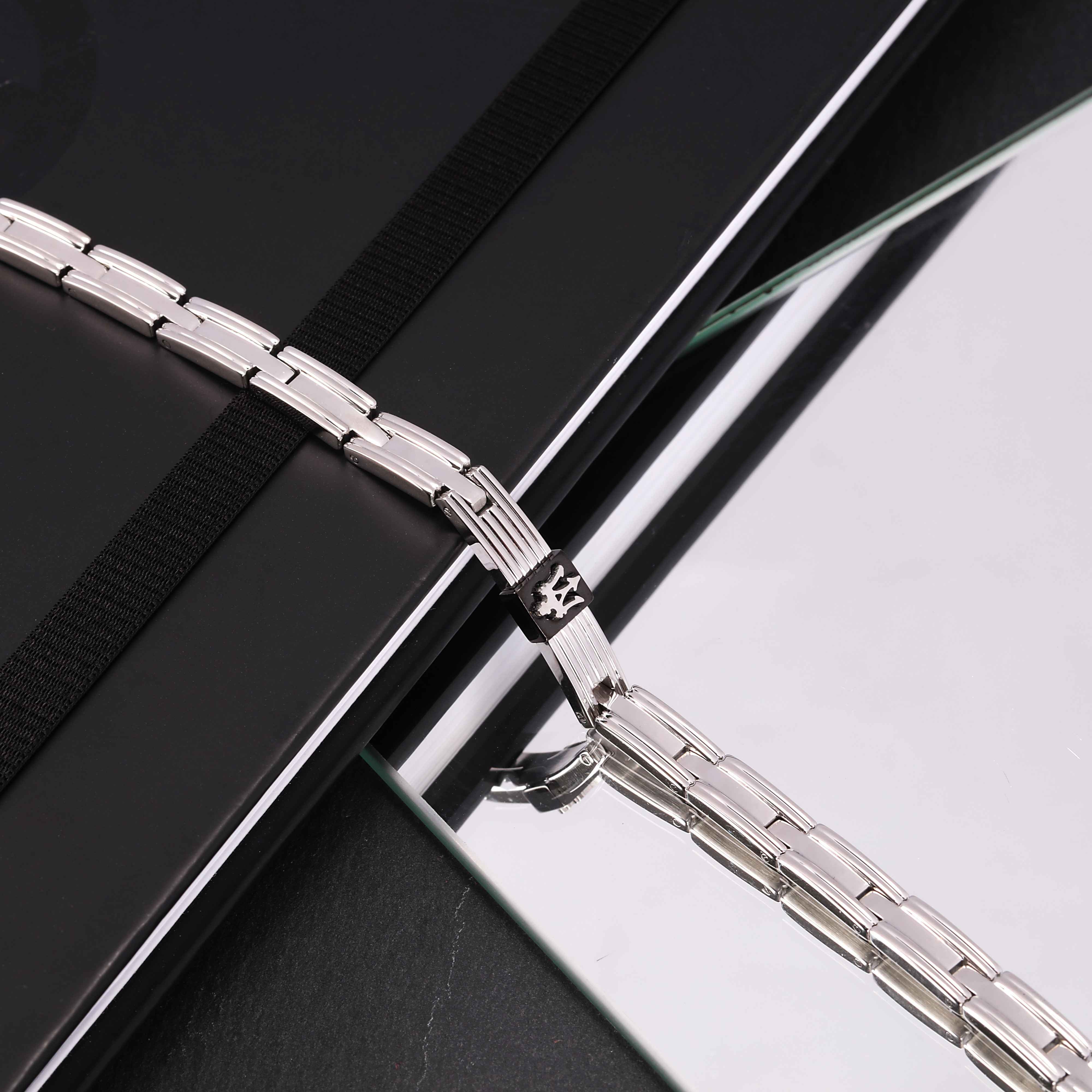 Bracciale Uomo Acciaio Maserati Centrale Logo Tridente Nero JM420ATK04