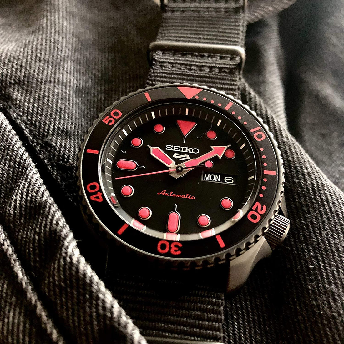 Orologio Uomo Seiko 5 Automatico Doppia Data Acciaio Nero Cordura Rosso SRPD83K1