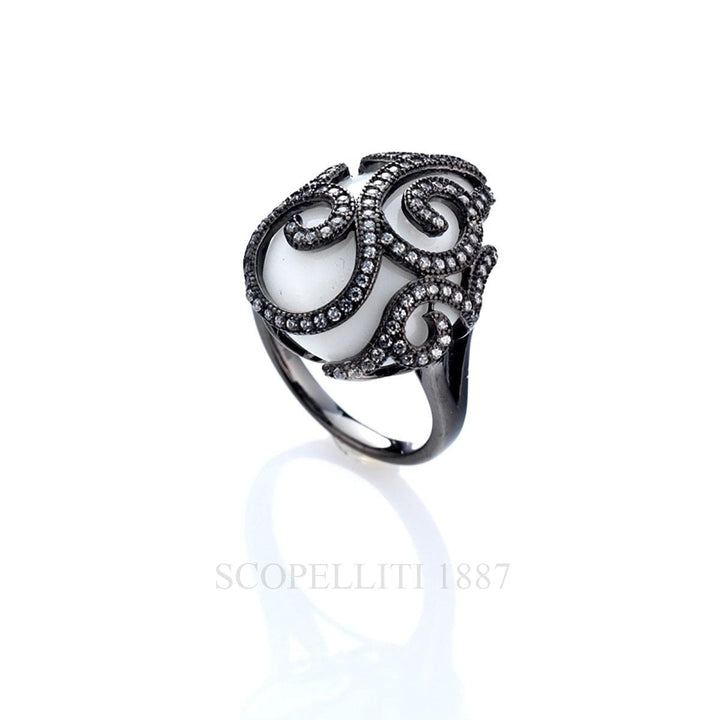 Anello Tsars  Alexandra in argento brunito con agata bianca e zirconi