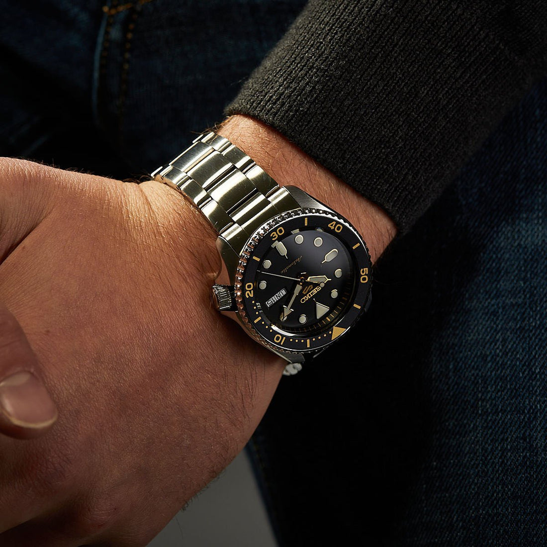 Orologio Uomo Seiko 5 Automatico Nero Dorato Acciaio Doppia Data SRPD57K1